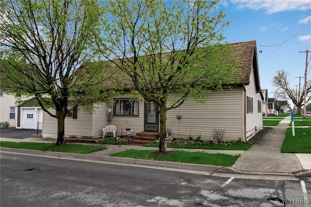 view of front of house featuring a shingled roof