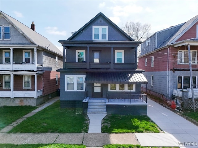 625 22nd St, Niagara Falls, NY 14301 - american foursquare style home with a porch and a front yard