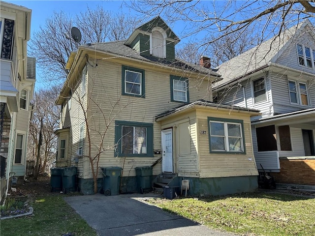 view of front facade featuring entry steps and a front yard