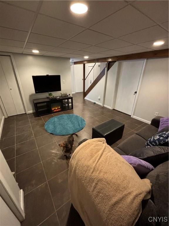 living room featuring dark tile patterned floors, recessed lighting, baseboards, and a paneled ceiling