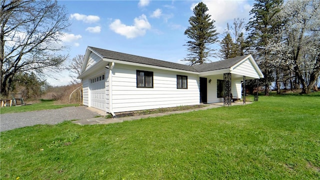 view of front facade with a garage, a shingled roof, a front yard, and gravel driveway