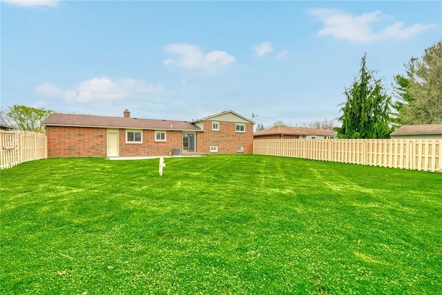 view of yard featuring a fenced backyard