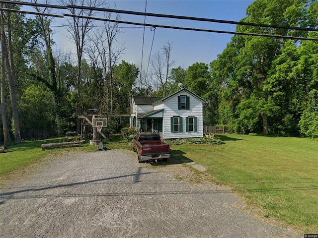 view of front facade with driveway and a front yard
