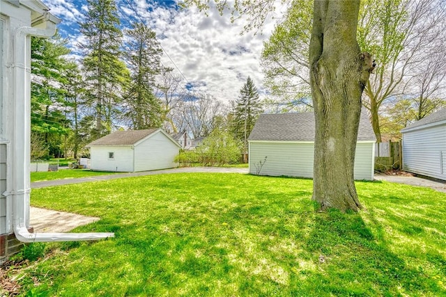 view of yard with an outbuilding
