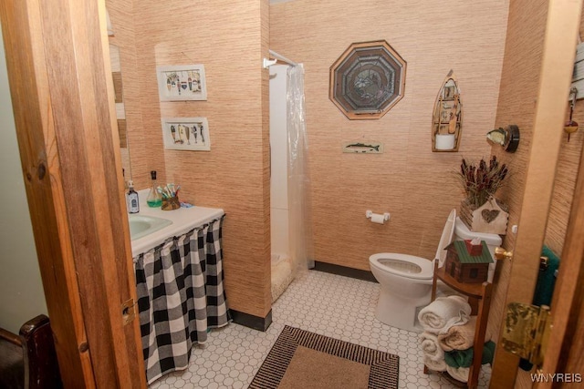 full bath featuring toilet and a shower with curtain
