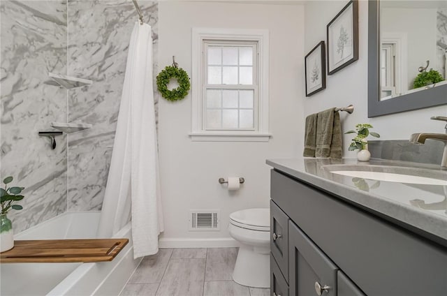full bathroom with shower / bath combination with curtain, visible vents, vanity, baseboards, and toilet