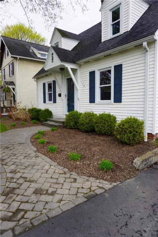 view of front of house with a shingled roof