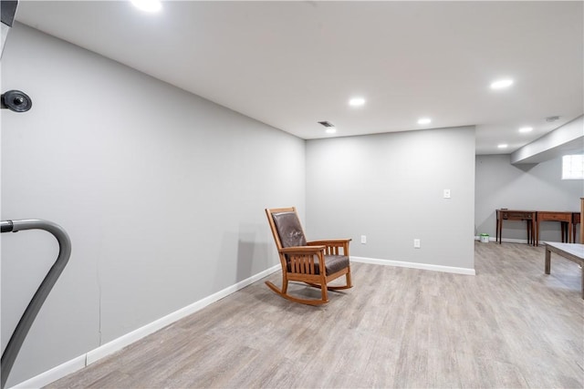 living area featuring light wood-type flooring, recessed lighting, baseboards, and visible vents