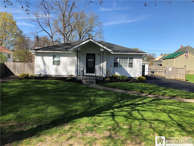 view of front of house featuring a front lawn and fence