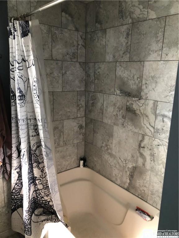 full bath with shower / tub combo with curtain