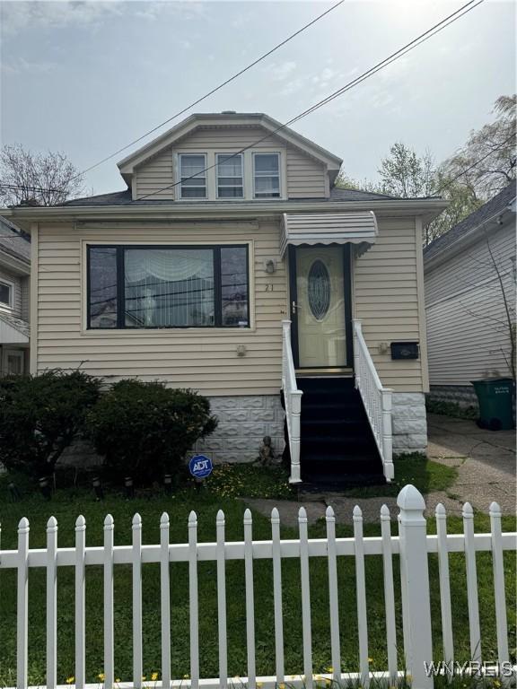 bungalow featuring a fenced front yard