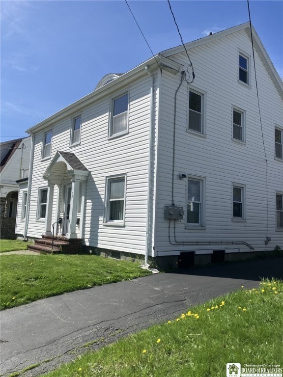 view of front of property with a front lawn