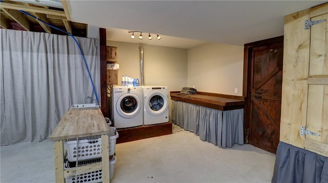 washroom with laundry area and independent washer and dryer