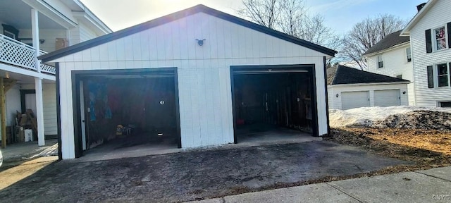 view of detached garage