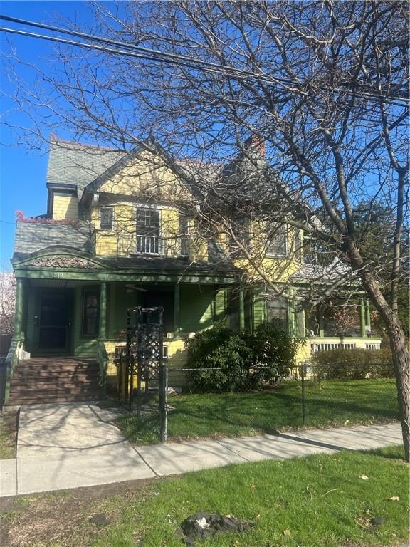 traditional home with a front yard and fence private yard
