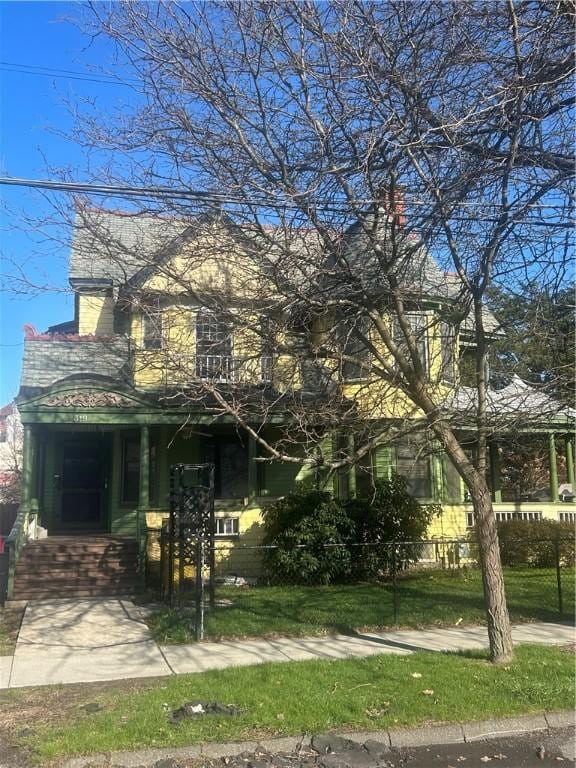 view of front facade with fence private yard
