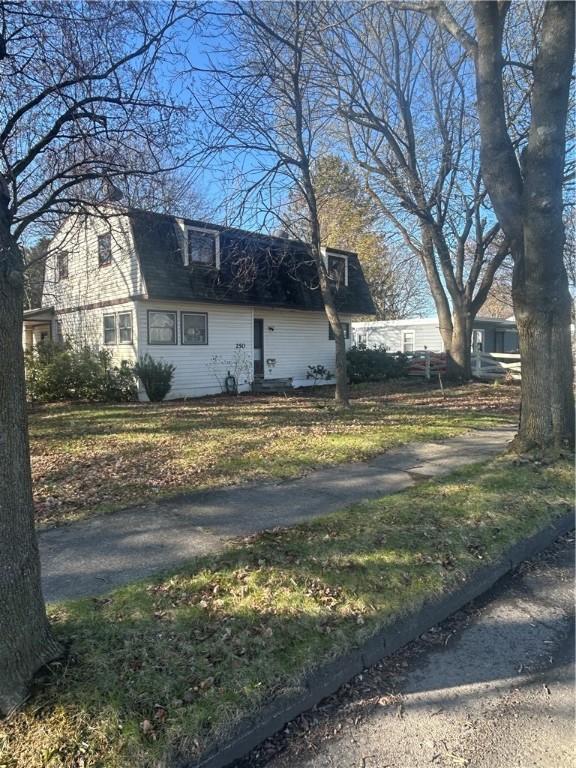 view of front of house with roof with shingles and a gambrel roof