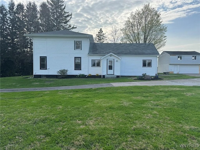 view of front facade featuring a front yard