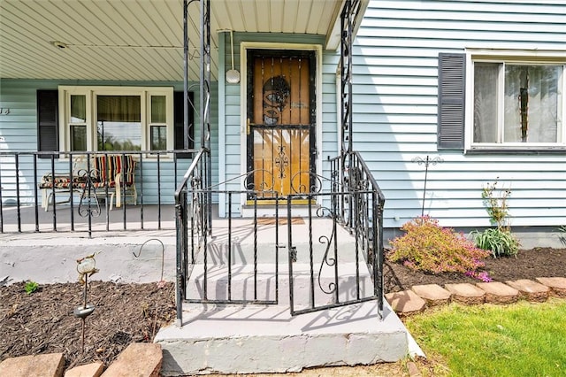 property entrance featuring a porch