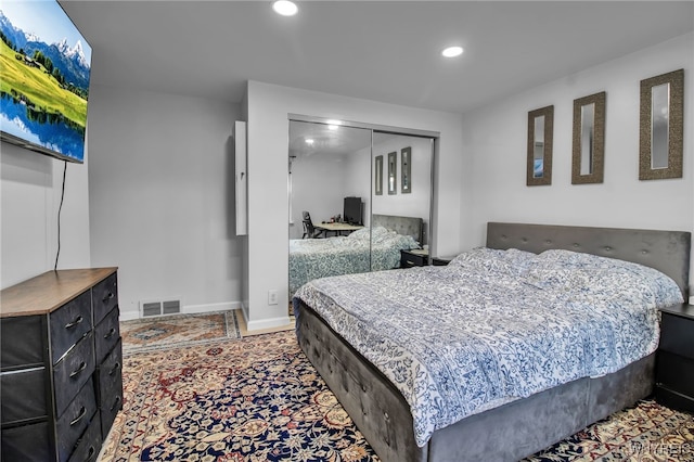 bedroom featuring recessed lighting, baseboards, visible vents, and a closet