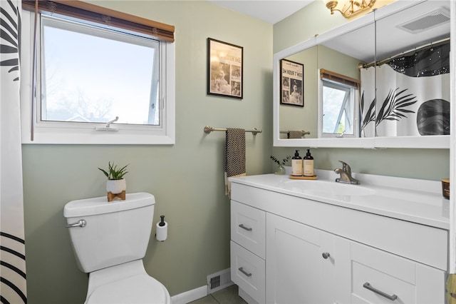 full bathroom featuring toilet, baseboards, visible vents, and vanity