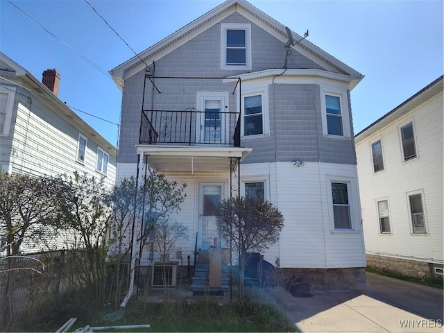 view of front of home featuring a balcony