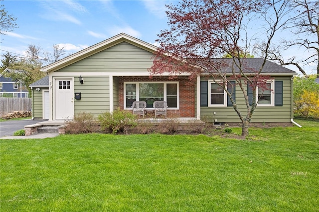ranch-style home with fence and a front lawn