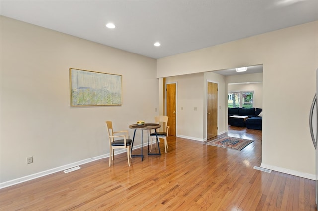dining space featuring recessed lighting, baseboards, visible vents, and light wood-type flooring