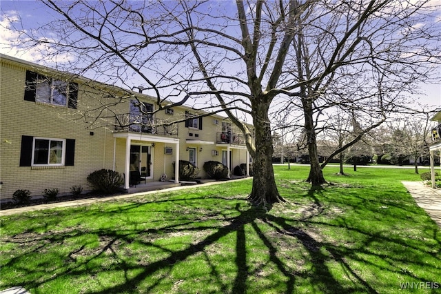 view of yard featuring a balcony