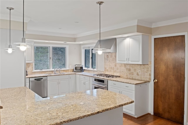 kitchen featuring crown molding, white cabinets, a sink, light wood finished floors, and stainless steel appliances