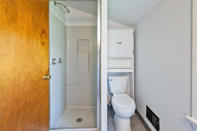 bathroom featuring a shower stall, toilet, lofted ceiling, and visible vents