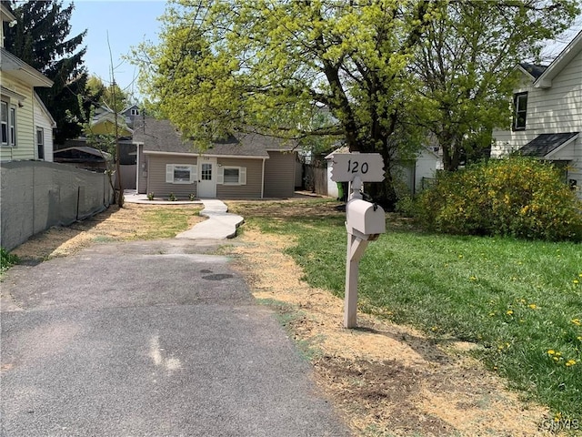 view of front facade with fence and a front yard