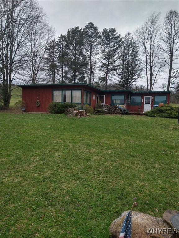 view of front of home featuring a front yard