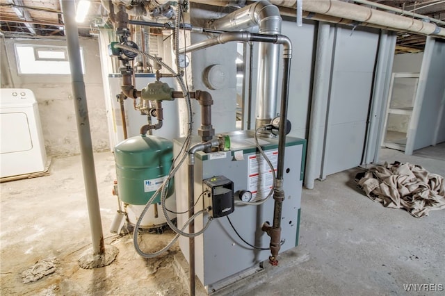 utility room with a heating unit and washer / dryer
