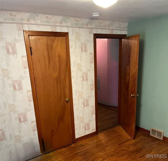 1266 91st St, Niagara Falls, NY 14304 - empty room with baseboards, wood finished floors, a smoke detector, and wallpapered walls