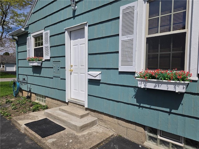 entrance to property with crawl space