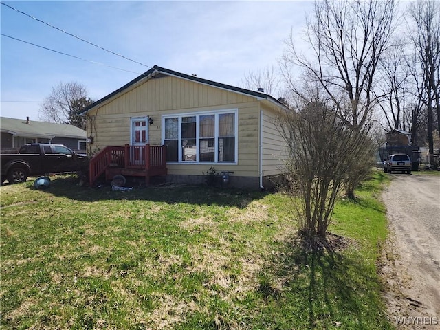 bungalow featuring a front yard