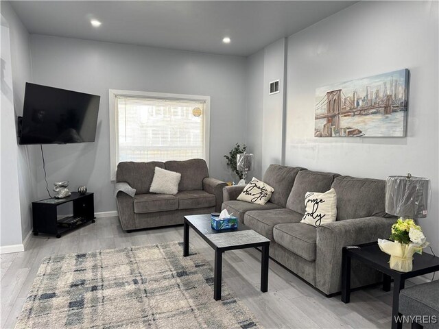living area with visible vents, recessed lighting, light wood-style flooring, and baseboards
