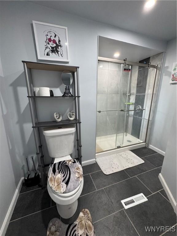 full bath featuring visible vents, baseboards, a stall shower, and toilet