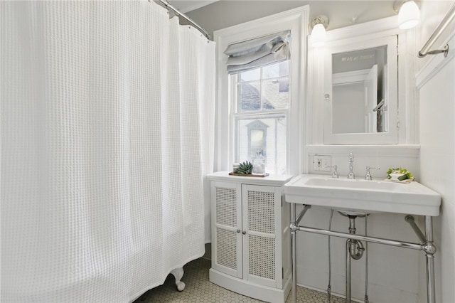 full bath featuring tile patterned flooring and curtained shower