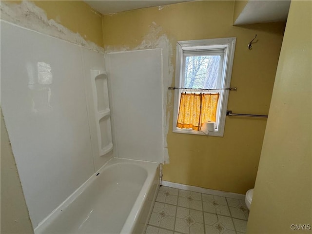 full bathroom featuring toilet and baseboards