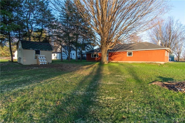 view of yard with an outdoor structure