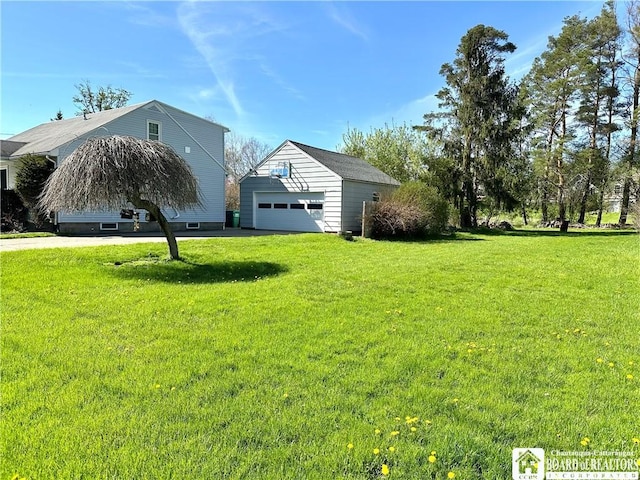 view of yard featuring an outdoor structure and a garage