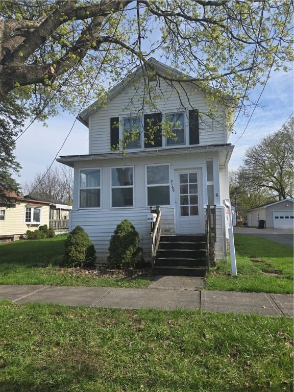 view of front facade with a front lawn