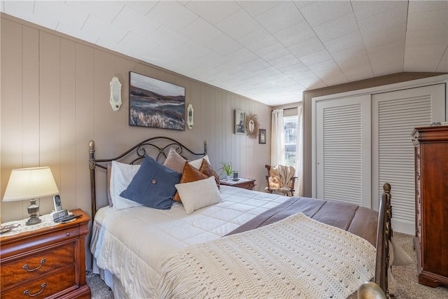 bedroom featuring carpet floors and a closet