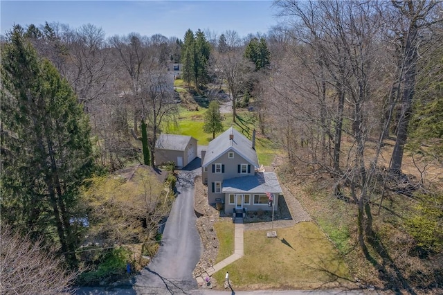 bird's eye view with a wooded view