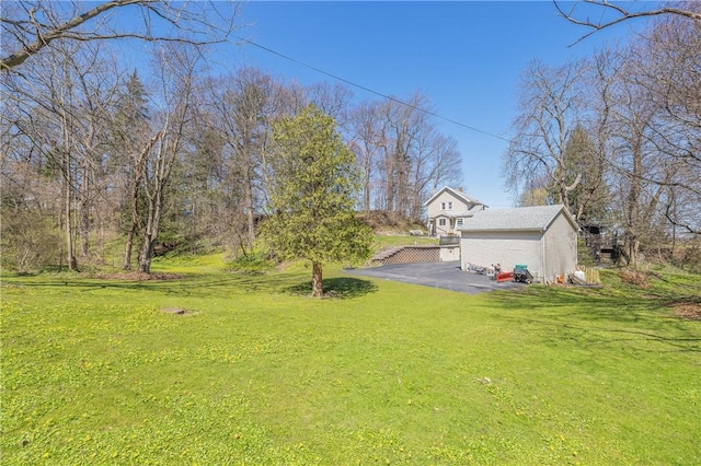 view of yard with an outbuilding