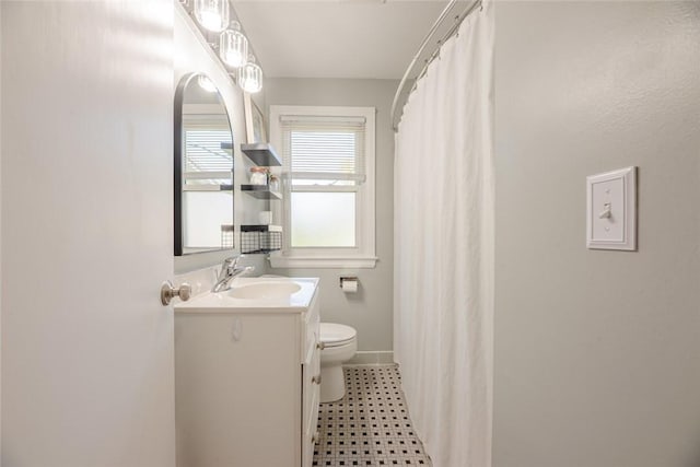 full bath with toilet, baseboards, curtained shower, and vanity