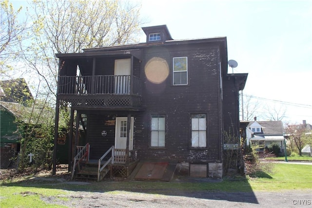 view of front of house featuring a balcony