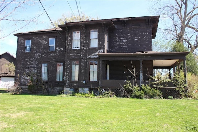 view of front of home with covered porch and a front lawn